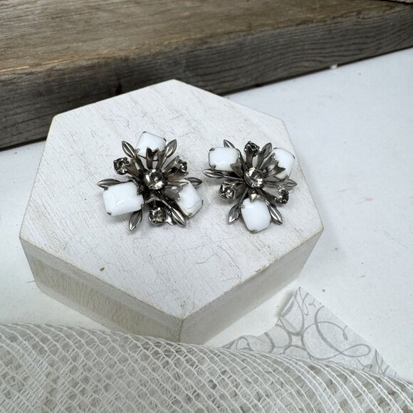 Vintage White Floral Clip-On Earrings With Rhinestones & Silver-Tone Metal - Picture 3 of 6